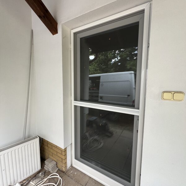 Nyíló szúnyogháló ajtó kiemelő kerettel