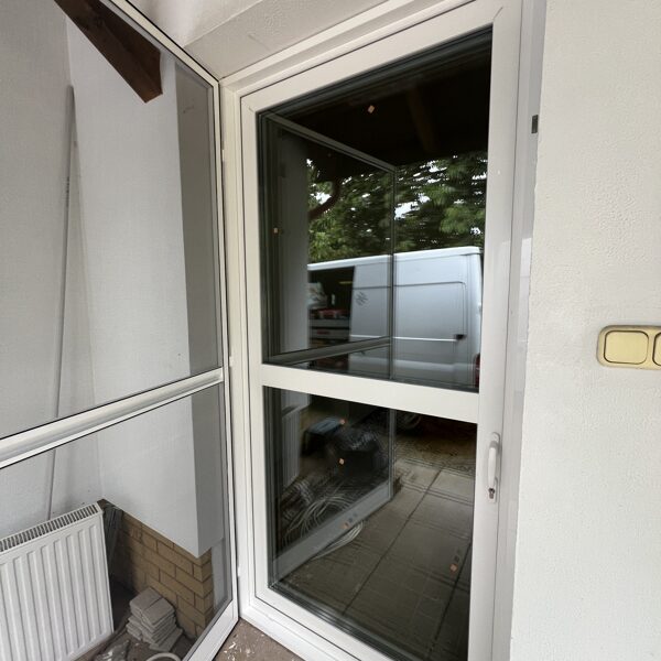 Nyíló szúnyogháló ajtó kiemelő kerettel