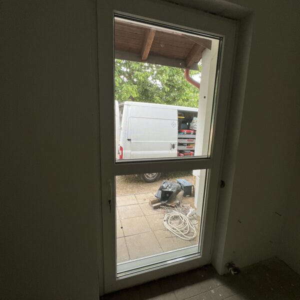 Infinity bukó-nyíló erkélyajtó átmenő kilincs kívül belül zárható