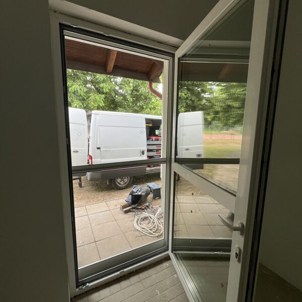 Infinity bukó-nyíló erkélyajtó átmenő kilincs kívül belül zárható