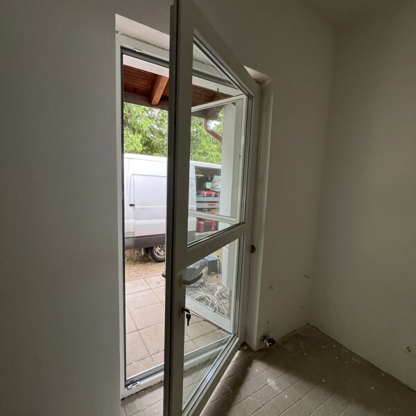 Infinity bukó-nyíló erkélyajtó átmenő kilincs kívül belül zárható