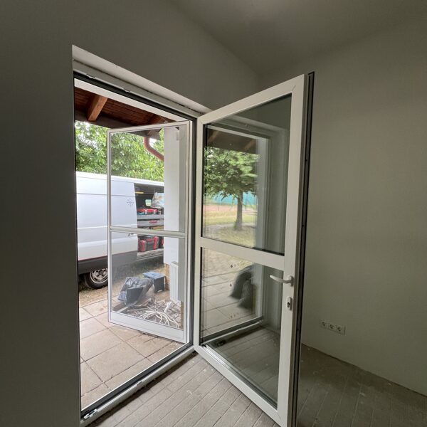 Infinity bukó-nyíló erkélyajtó átmenő kilincs kívül belül zárható