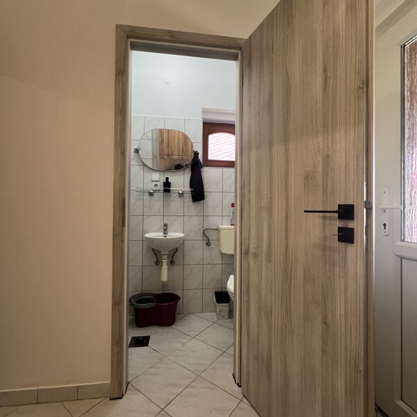 Téli tölgy beltéri ajtó fekete kilincs és fekete pánt takaró