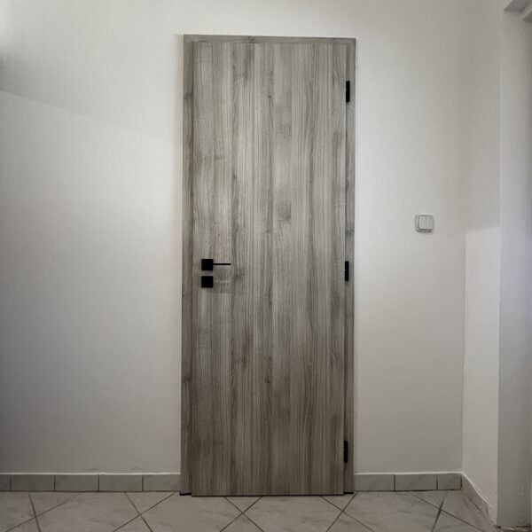 Téli tölgy beltéri ajtó fekete kilincs és fekete pánt takaró